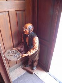 Ve vchodu do hospůdky