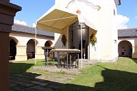 Před vchodem do kaple