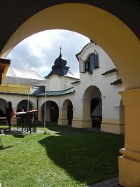 Pohled k severní straně ambitu