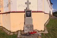 Kříž před kaplí