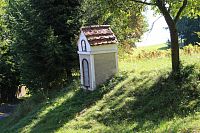 Pohled z cesty od vsi