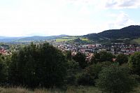 Pohled na město a skupinu Stráží