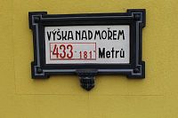 Tabule na stěně nádraží