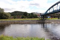 Pohled z levého břehu, v pozadí lom Radvanka