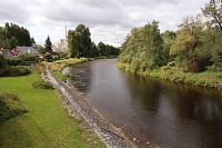 Pohled z lávky na řeku