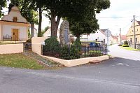 Pohled na pomník padlým