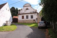 Stavení na horní straně návsi