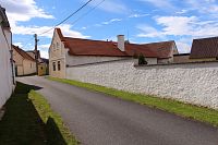 Zeď u selského stavení