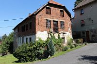 Jeden z domů ve vsi