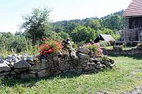 Zídka na severním okraji vísky