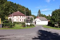 Jedna ze selských usedlostí