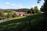 Pohled z návsi k SV