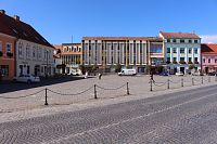 Západní strana náměstí, obchodní dům