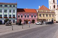 Nejcennější dva domy na západní straně náměstí