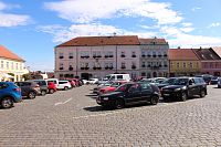 Východní strana náměstí, MÚ, muzeum a galerie