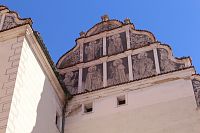 Renesanční štít na západní straně kostela