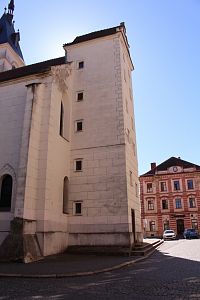 Přístavek na západní straně