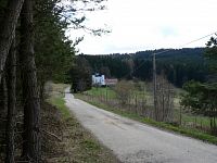 Silnice z Pohorska se zámečkem v pozadí