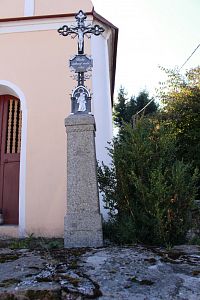 Kříž před kaplí