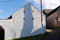 Hospodářské stavení proti kapli