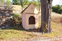 Rozsedly, výklenková kaple před obcí.