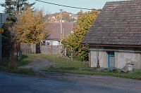 Záběr z vísky, v pozadí Zavlekov