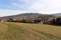 Pohled na město, v pozadí hora Kalovy