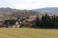 Pohled na město, v pozadí hora Stráž