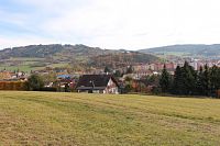 Pohled na město a vrch Stráž