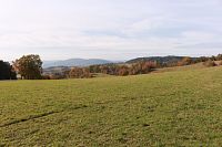 Louky v okolí sedla v pozadí Svatobor