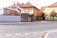 Torzo hradeb na severní straně nábřeží