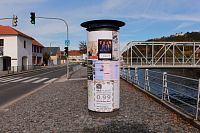 Reklamní válec na nábřeží