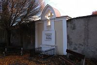 Pohled na hrobku z parku