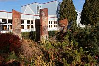 Sušice, keramické plastiky v Lerchově ulici.