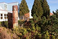 Sloup na levé straně