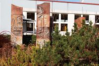 Sousoší a bujná zeleň