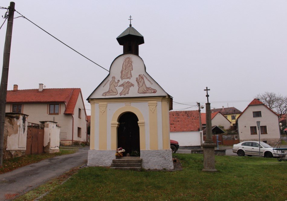Návesní kaple v Komušíně.