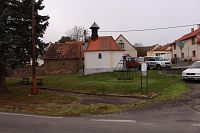 Pohled na kapli ze silnice