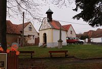 Pohled na kapli a kříž