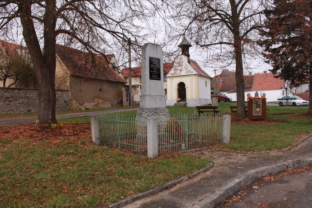 Pomník padlým ve světové válce v Komušíně.