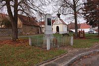 Pomník padlým ve světové válce v Komušíně.