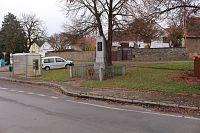 Pohled na pomník z druhé strany