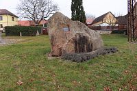 Komušín, pomník k výročím obce.