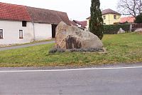 Pohled na pomník ze silnice.