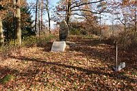 Pomník K. H. Borovského u Mačkova.