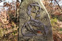 Reliéf spisovatele na obelisku