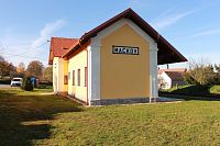 Vlaková zastávka v Mačkově.