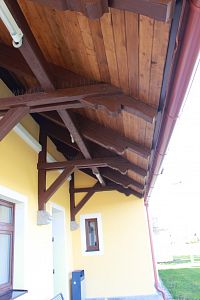 Stříška nad vchodem