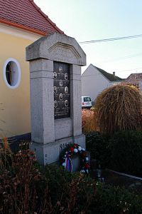 Pomník padlým u kaple