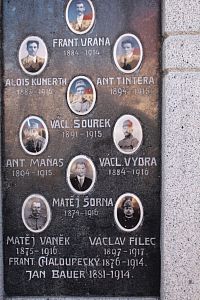 Deska na pomníku padlých